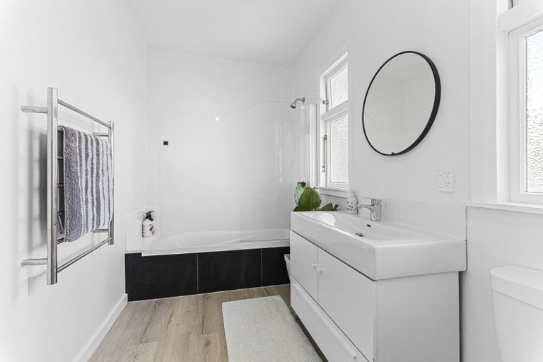 Photo of property in 130 Seaview Road, Westown, New Plymouth, 4310