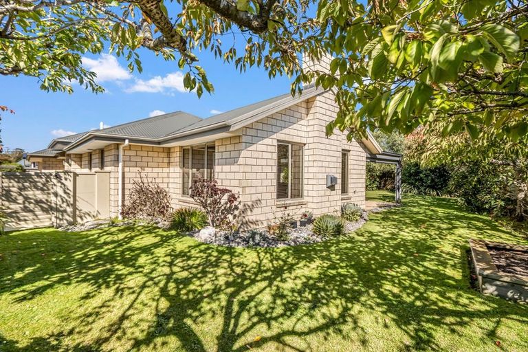 Photo of property in 2 Jadewynn Place, Halswell, Christchurch, 8025