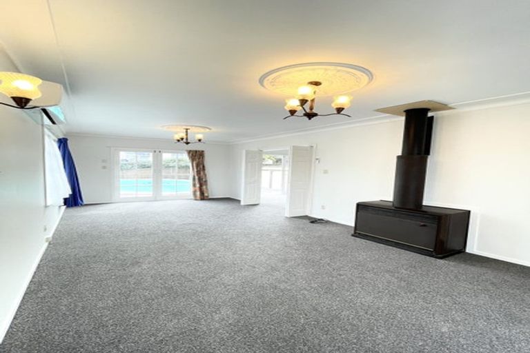 Photo of property in 2 South Pacific Place, Henderson, Auckland, 0612