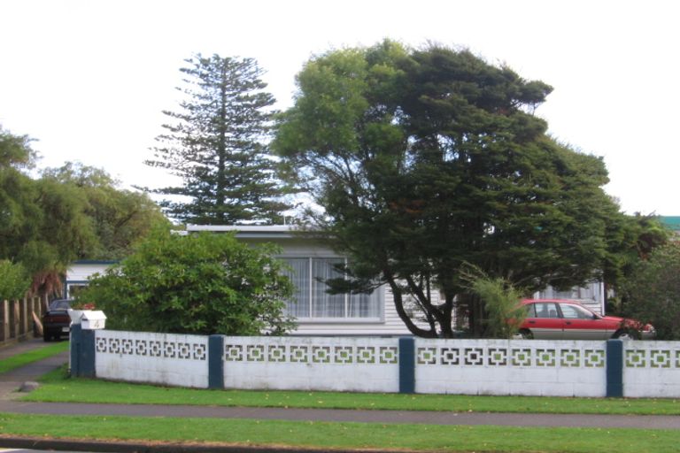 Photo of property in 4 Seddon Street, Waikanae, 5036