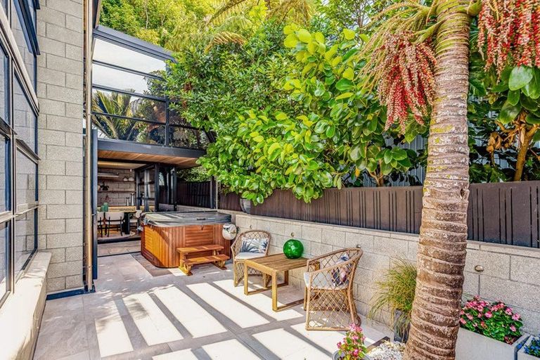 Photo of property in 377a Karaka Bay Road, Karaka Bays, Wellington, 6022