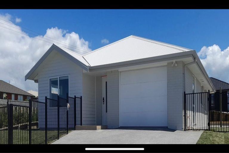 Photo of property in 1 Nottingham Road, Omokoroa, 3114