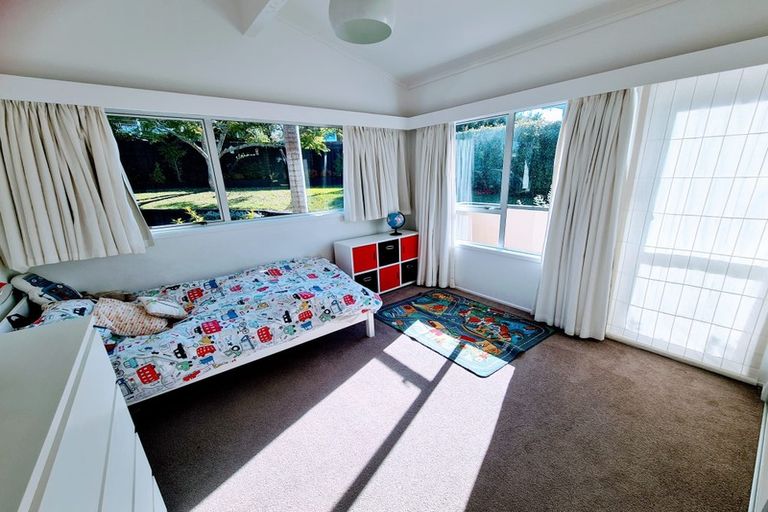 Photo of property in 2/42 Knightsbridge Drive, Forrest Hill, Auckland, 0620