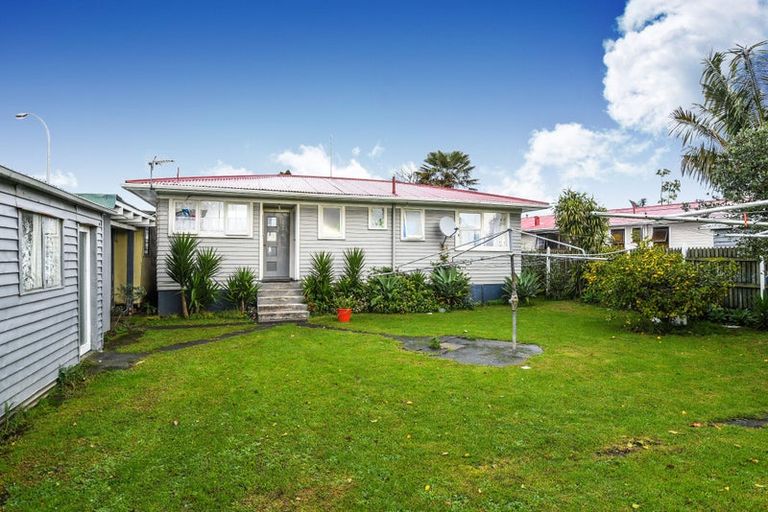 Photo of property in 28 Windrush Close, Mangere, Auckland, 2022