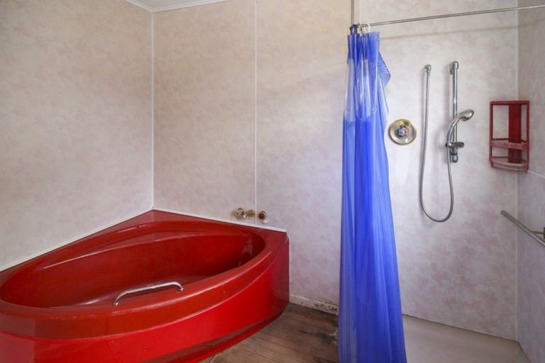 Photo of property in 44 Endeavour Street, Marfell, New Plymouth, 4310