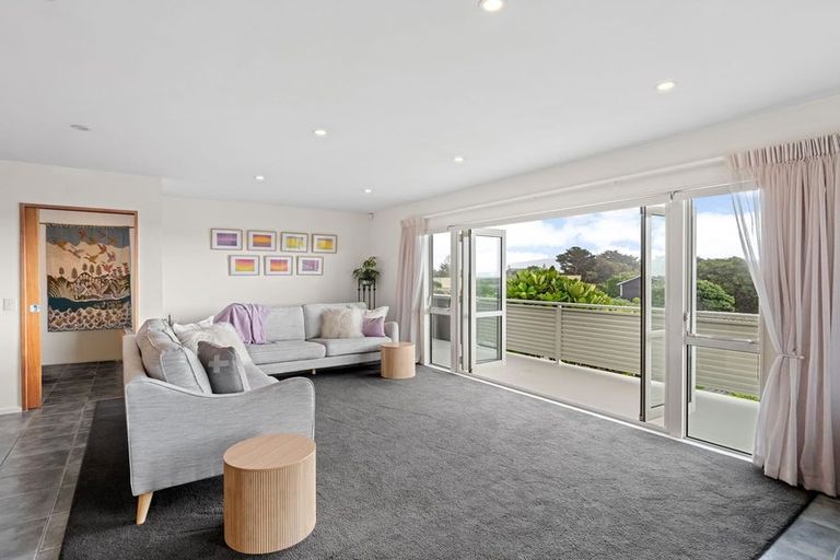 Photo of property in 18 Marram Way, Peka Peka, Waikanae, 5391