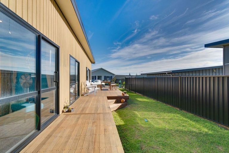 Photo of property in 37 Seagrass Place, Otaki Beach, Otaki, 5512