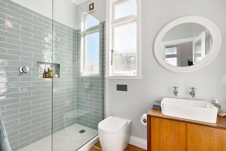 Photo of property in 187 Onepu Road, Lyall Bay, Wellington, 6022