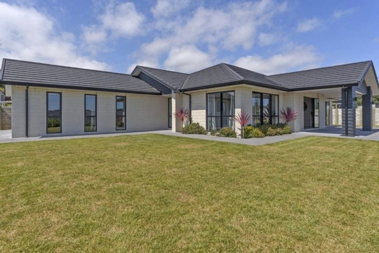 Photo of property in 2 Oakmont Crescent, Waiwhakaiho, New Plymouth, 4312