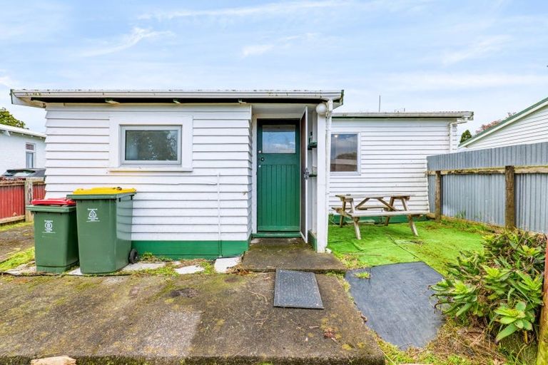 Photo of property in 12 Mills Street, Eltham, 4322