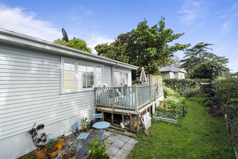 Photo of property in 2 Serwayne Place, Sunnyvale, Auckland, 0612