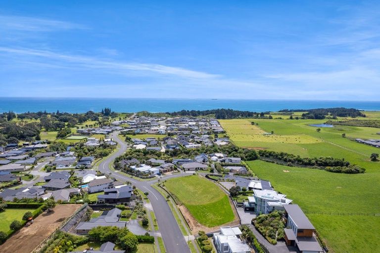 Photo of property in 2 Vardon Way, Waiwhakaiho, New Plymouth, 4312