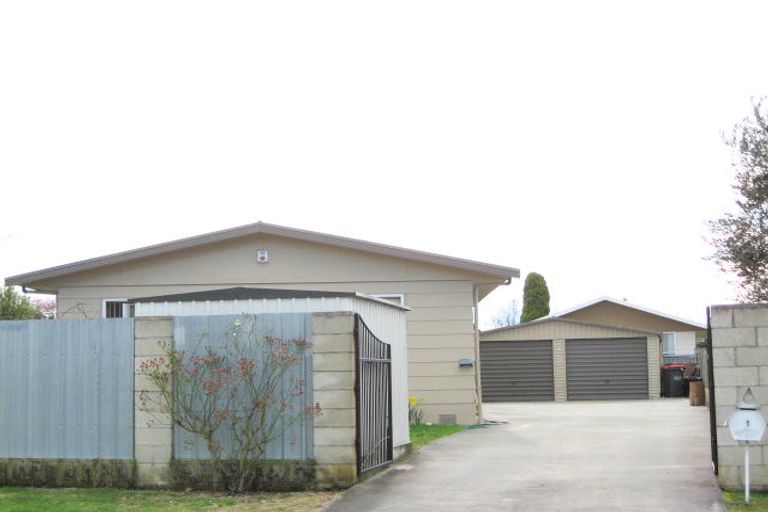 Photo of property in 1 Deakin Place, Clive, 4102