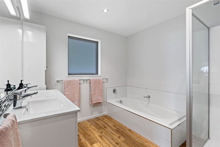 Photo of property in 18 Maffeys Road, Mount Pleasant, Christchurch, 8081