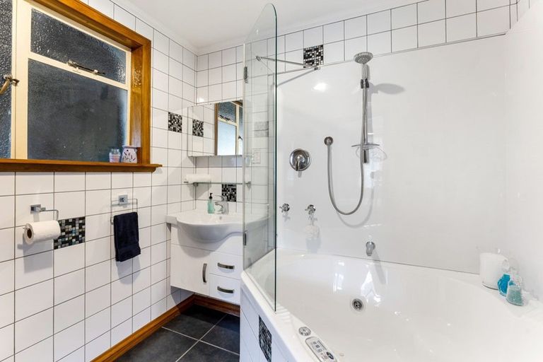 Photo of property in 18 Pinehaven Road, Pinehaven, Upper Hutt, 5019