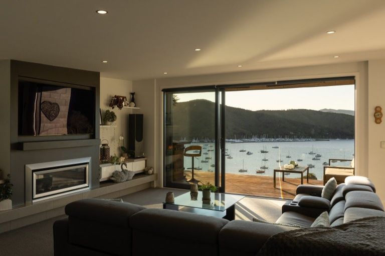 Photo of property in 27 Amelia Crescent, Waikawa, Picton, 7220