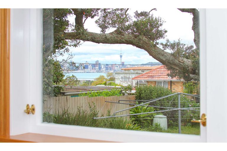 Photo of property in 24 Howard Road, Northcote, Auckland, 0627