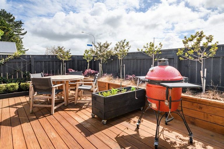 Photo of property in 1 Ivy Lane, Kelvin Grove, Palmerston North, 4414