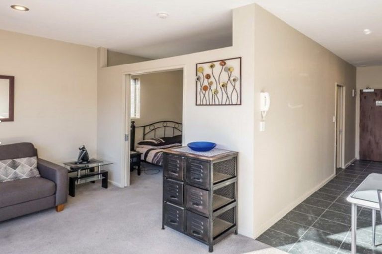 Photo of property in Atrium Towers, 6n/154 The Terrace, Wellington Central, Wellington, 6011