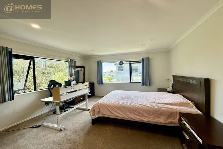 Photo of property in 70 Sungrove Rise, Sunnyvale, Auckland, 0612