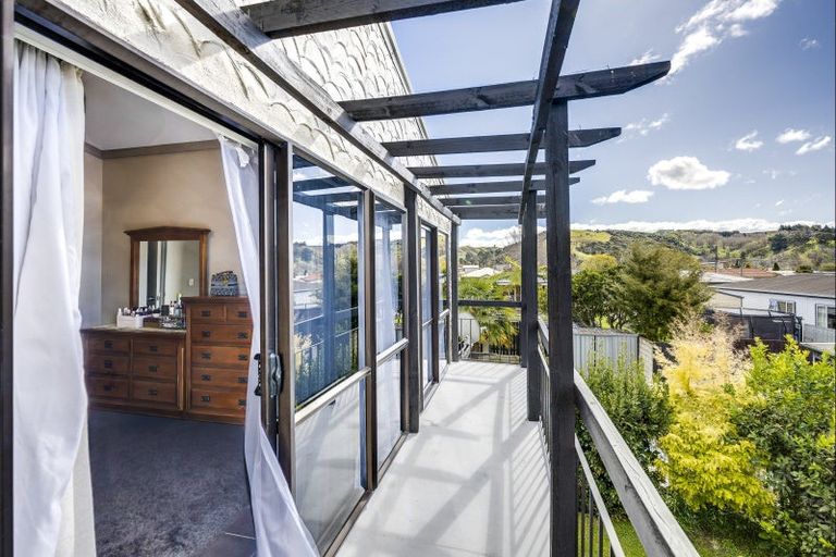 Photo of property in 14 Bassett Place, Taradale, Napier, 4112