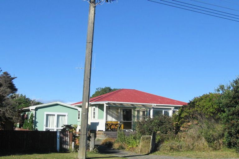 Photo of property in 12 Mahoe Street, Otaki Beach, Otaki, 5512