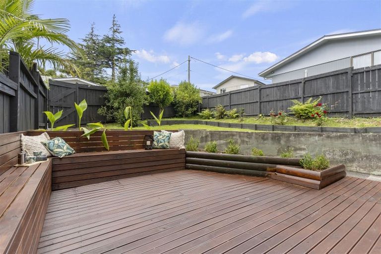 Photo of property in 2/3 Lambrown Drive, Totara Vale, Auckland, 0629