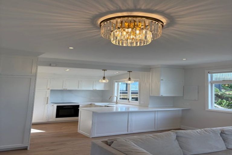 Photo of property in 43a Pohutukawa Avenue, Red Beach, 0932