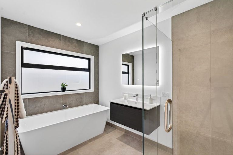 Photo of property in 14 Annie Aranui Drive, Poraiti, 4182