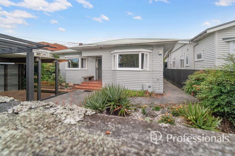 Photo of property in 42 Tui Street, Point Chevalier, Auckland, 1022