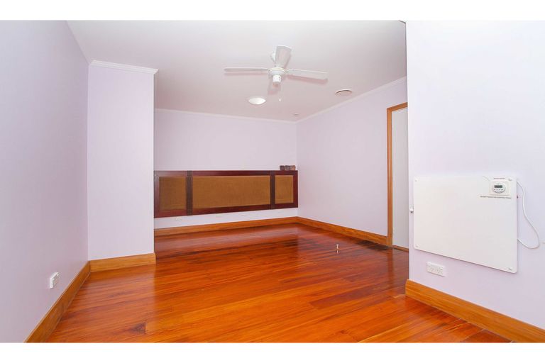 Photo of property in 24 Howard Road, Northcote, Auckland, 0627