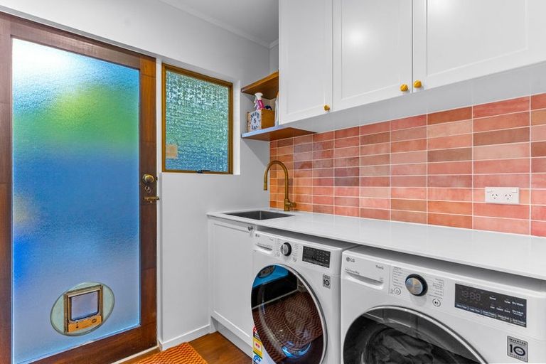 Photo of property in 84 Chelsea View Drive, Chatswood, Auckland, 0626