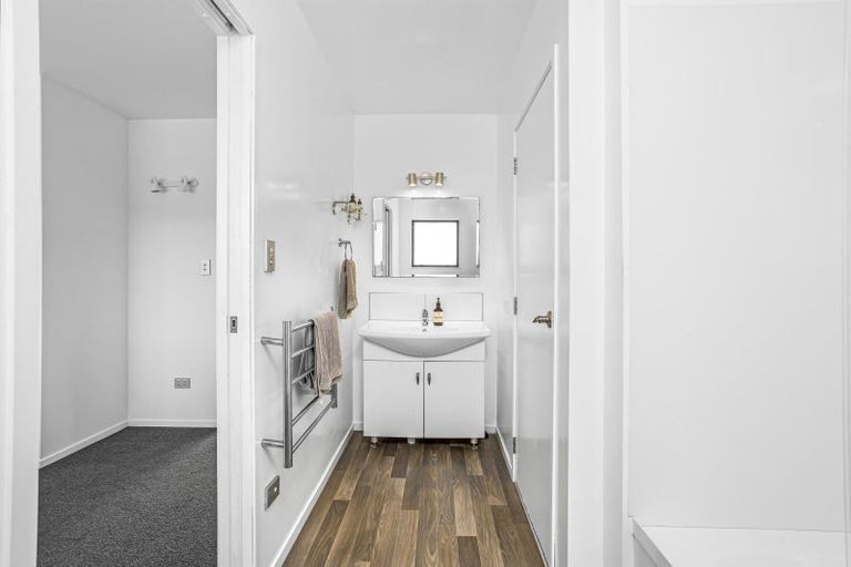 Photo of property in 73 Motu Road, Kumeu, 0891