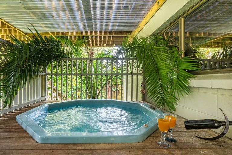 Photo of property in 4 Fitzpatrick Place, Chatswood, Auckland, 0626