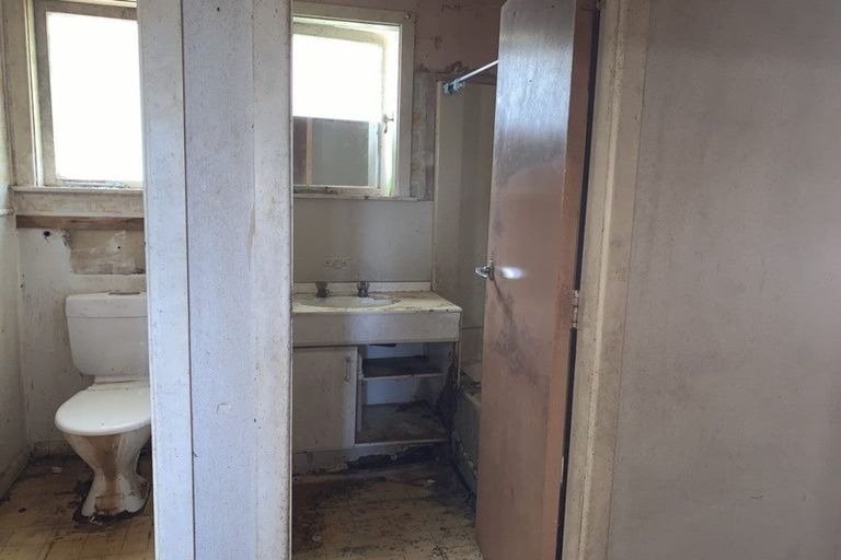 Photo of property in 16 Parrs Cross Road, Henderson, Auckland, 0612