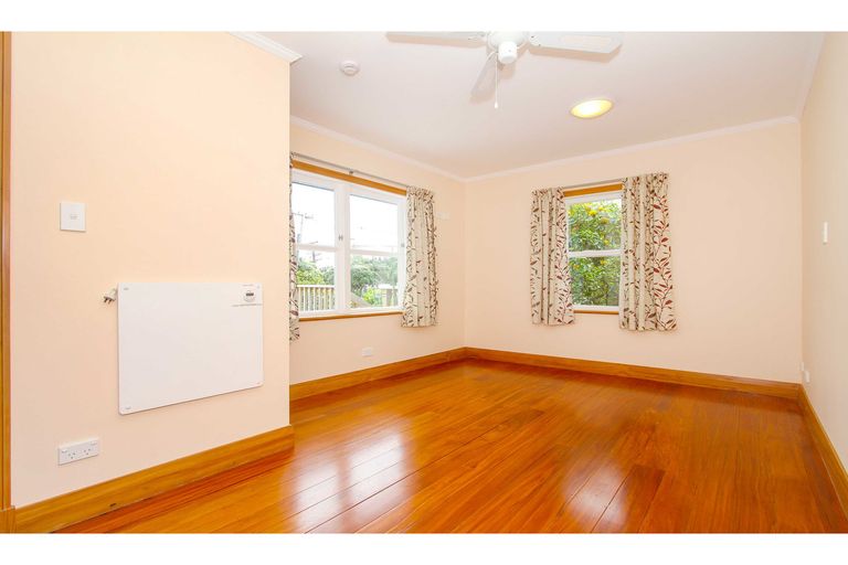 Photo of property in 24 Howard Road, Northcote, Auckland, 0627