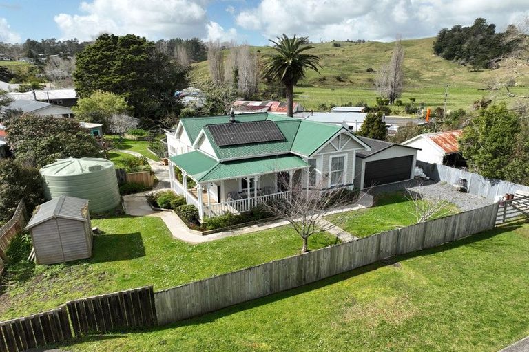 Photo of property in 10 Franklin Road, Paparoa, 0571