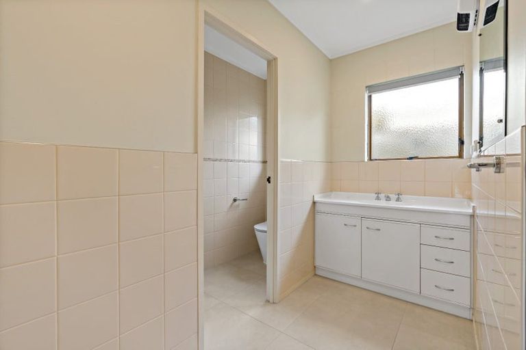 Photo of property in 18 Folkestone Street, Murrays Bay, Auckland, 0630