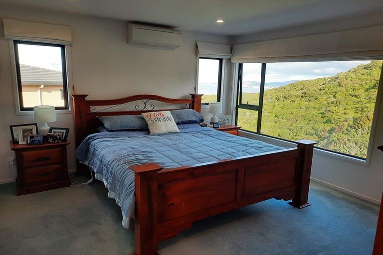 Photo of property in 8 Forbes Lane, Newlands, Wellington, 6037