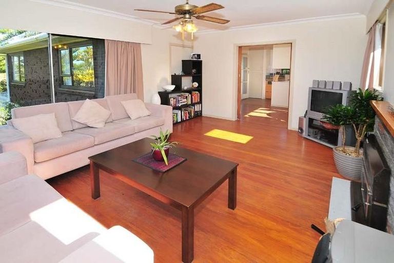 Photo of property in 65 Totaravale Drive, Totara Vale, Auckland, 0629