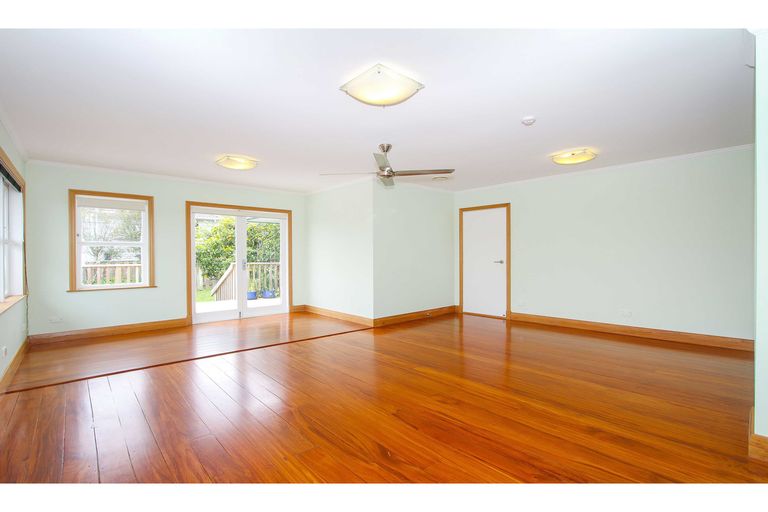 Photo of property in 24 Howard Road, Northcote, Auckland, 0627