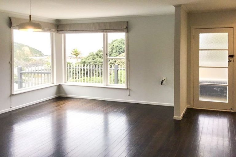 Photo of property in 18 Cave Road, Houghton Bay, Wellington, 6023