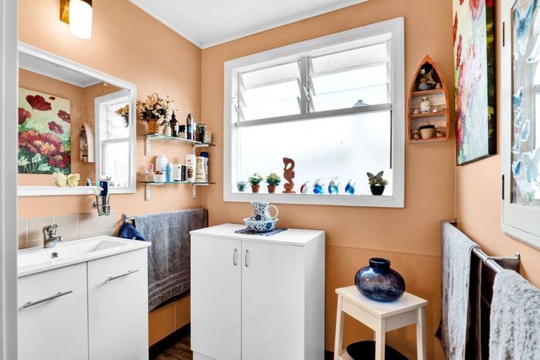 Photo of property in 16 Graham Street, Eltham, 4322