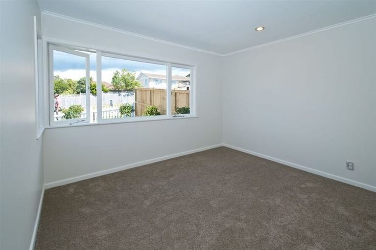 Photo of property in 16 Hauraki Crescent, Pinehill, Auckland, 0632