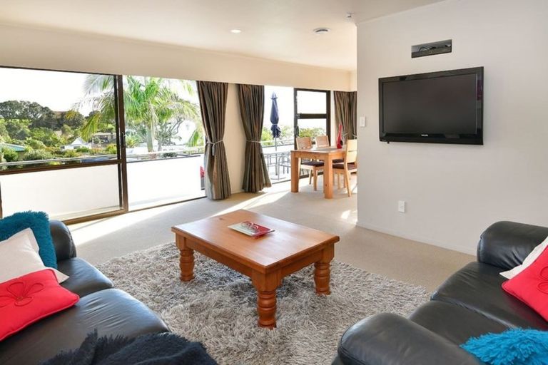 Photo of property in 3 Elgin Place, Red Beach, 0932
