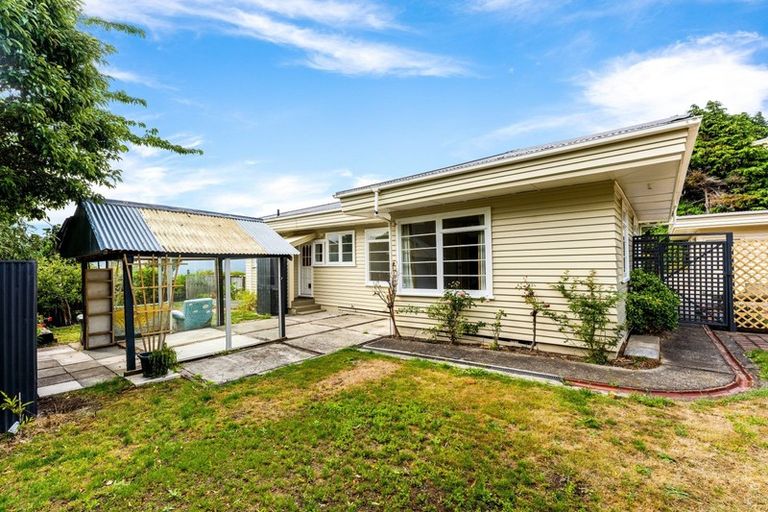 Photo of property in 111 Miromiro Road, Normandale, Lower Hutt, 5010
