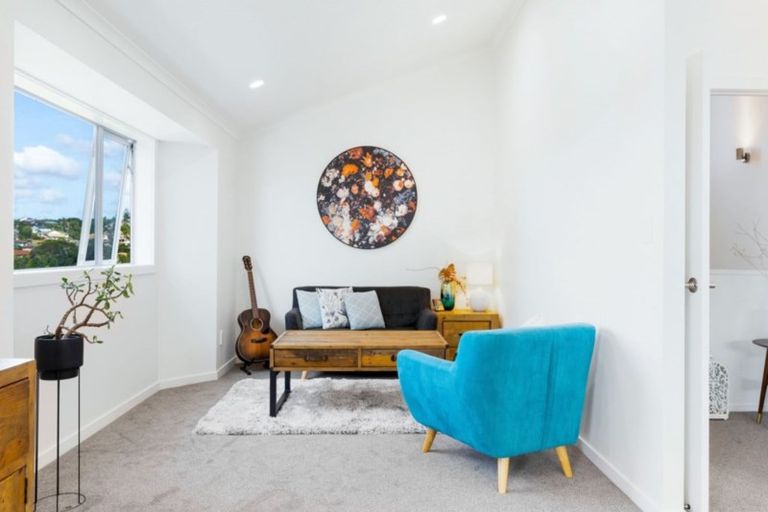 Photo of property in 2/19 Limmer Place, Browns Bay, Auckland, 0632