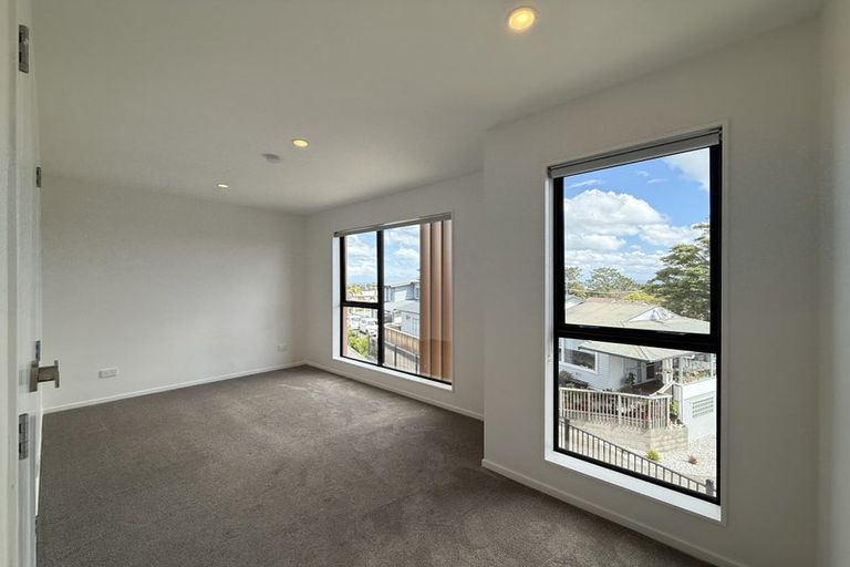 Photo of property in 13f Glendhu Road, Bayview, Auckland, 0629