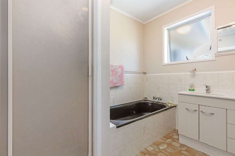 Photo of property in 18 Waterlea Avenue, Mangere Bridge, Auckland, 2022