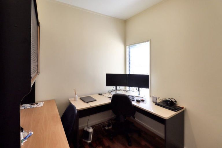 Photo of property in 122 Viewmont Drive, Harbour View, Lower Hutt, 5010